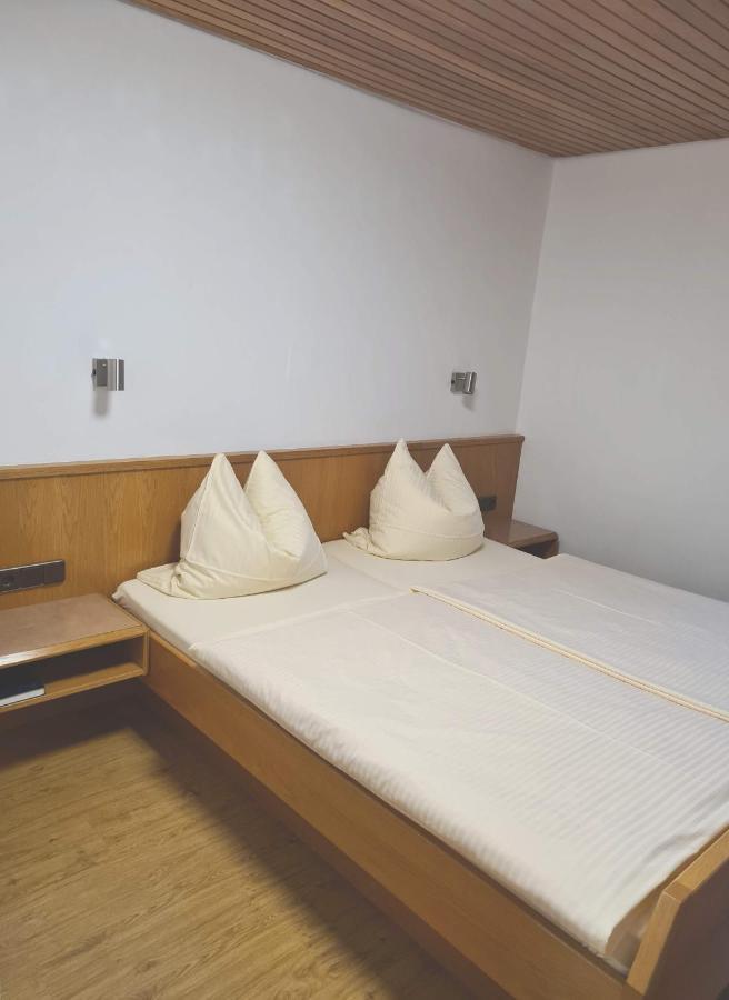 Hotel Pension Zum Grünen Wald Feuchtwangen Exterior foto