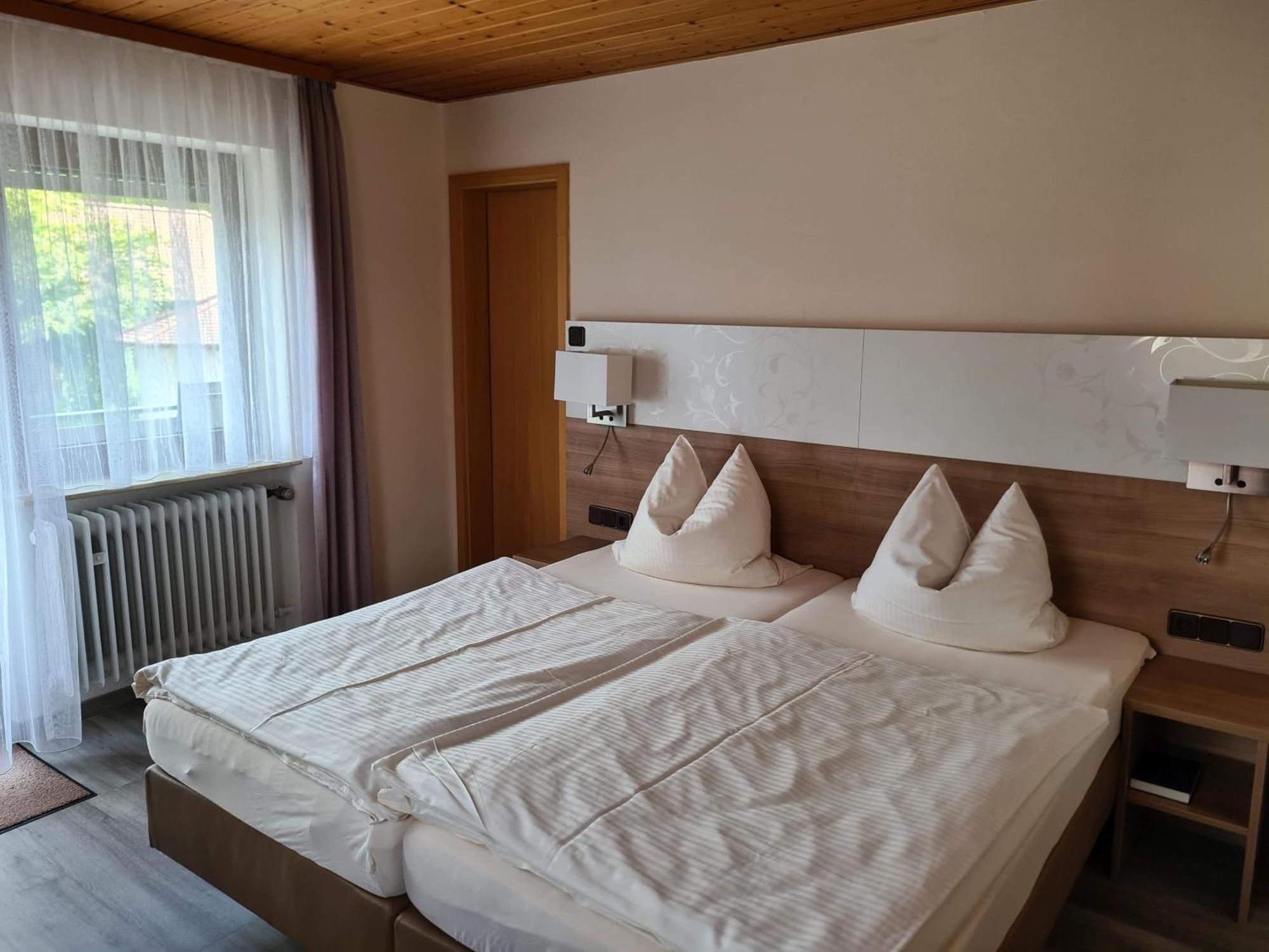 Hotel Pension Zum Grünen Wald Feuchtwangen Exterior foto