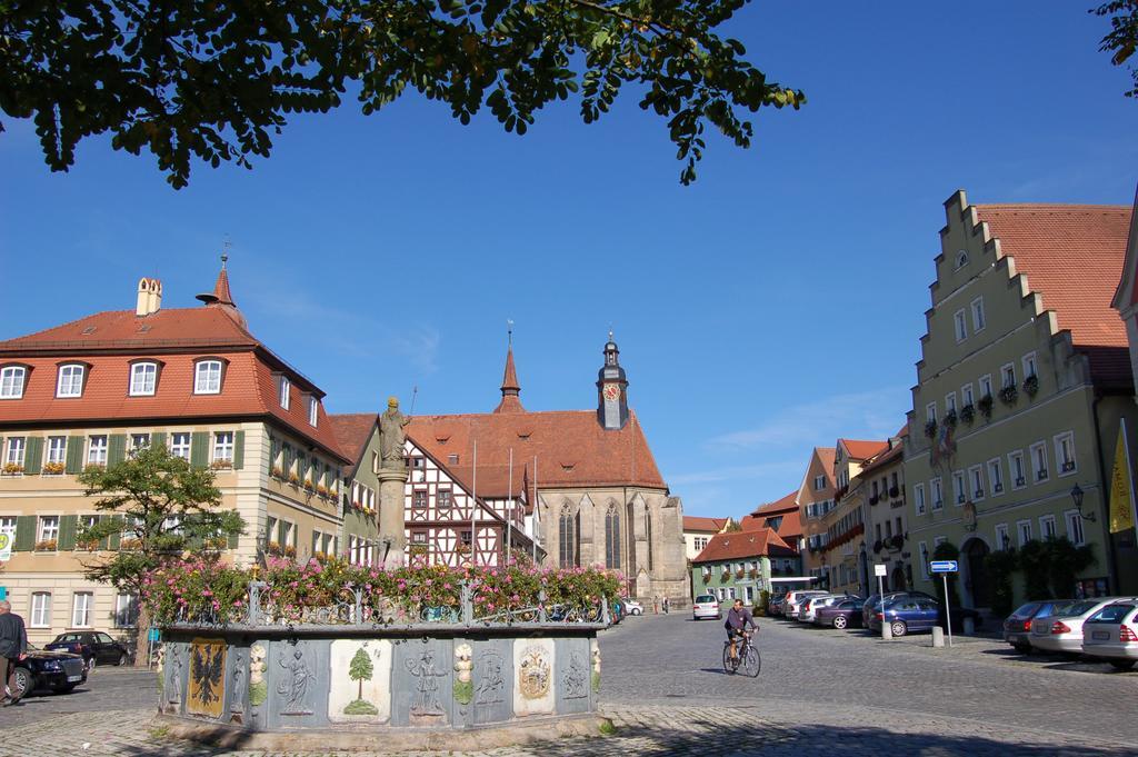 Hotel Pension Zum Grünen Wald Feuchtwangen Exterior foto