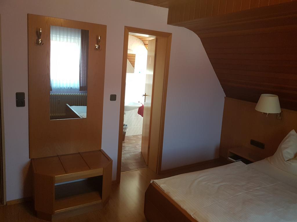 Hotel Pension Zum Grünen Wald Feuchtwangen Exterior foto